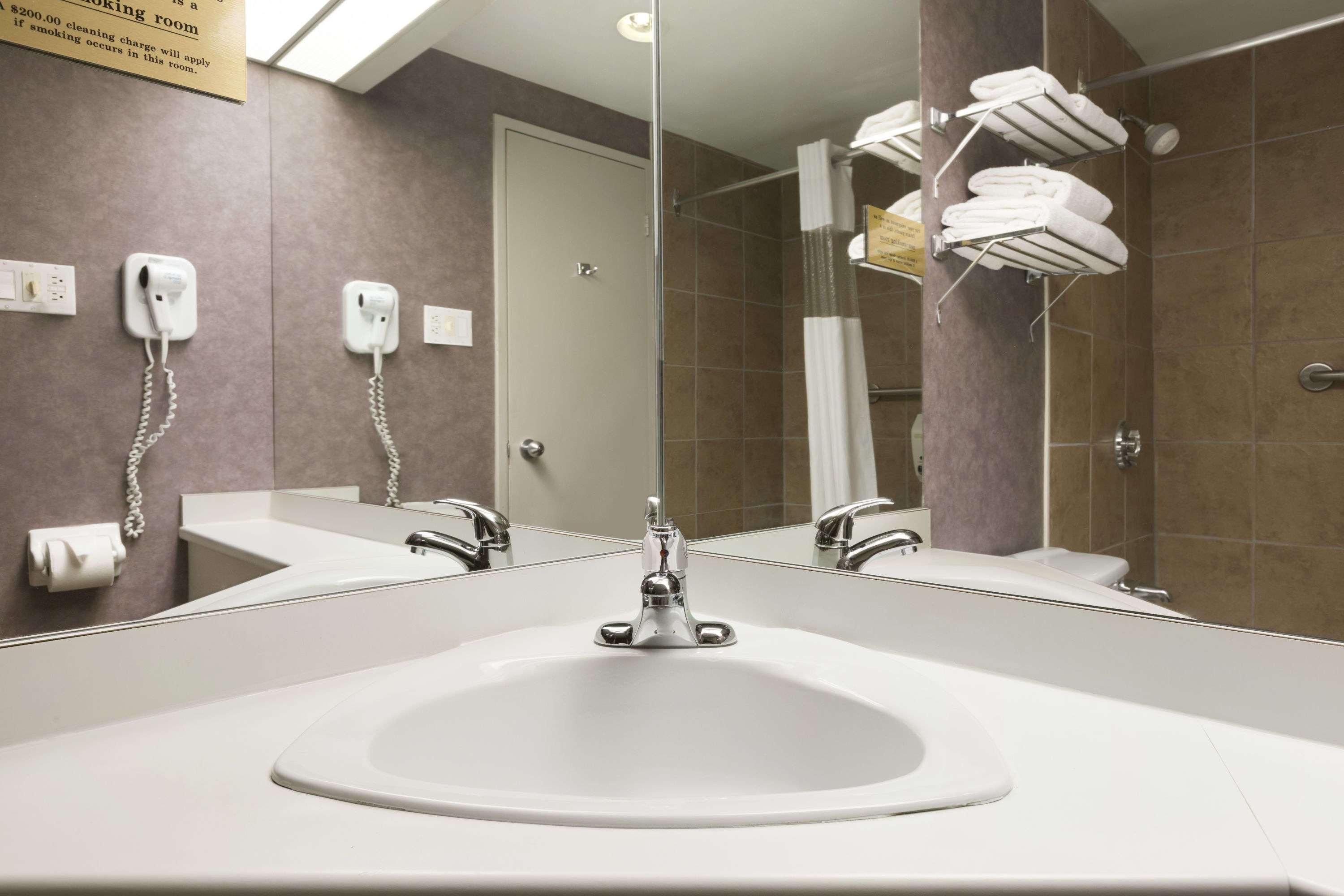 Days Inn By Wyndham Ottawa West מראה חיצוני תמונה