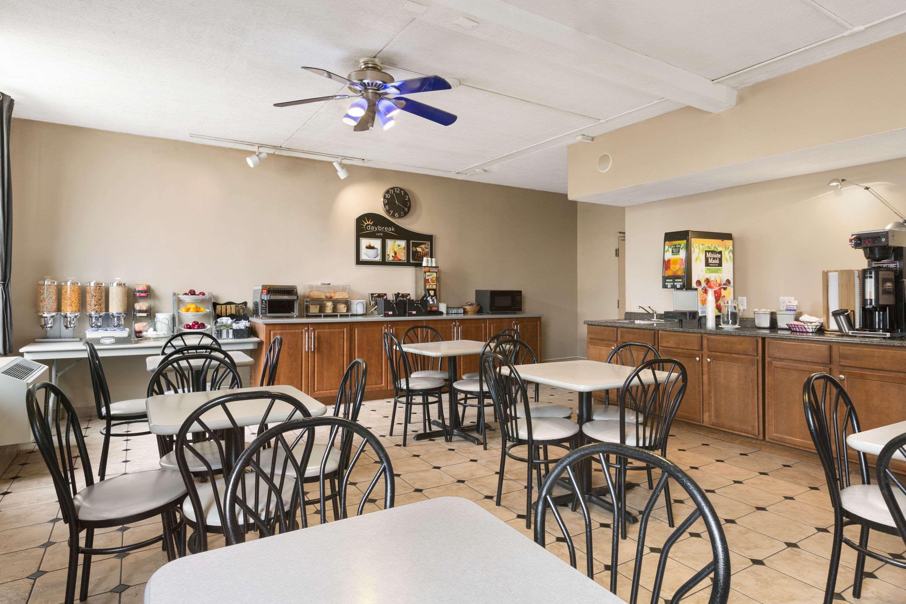 Days Inn By Wyndham Ottawa West מראה חיצוני תמונה