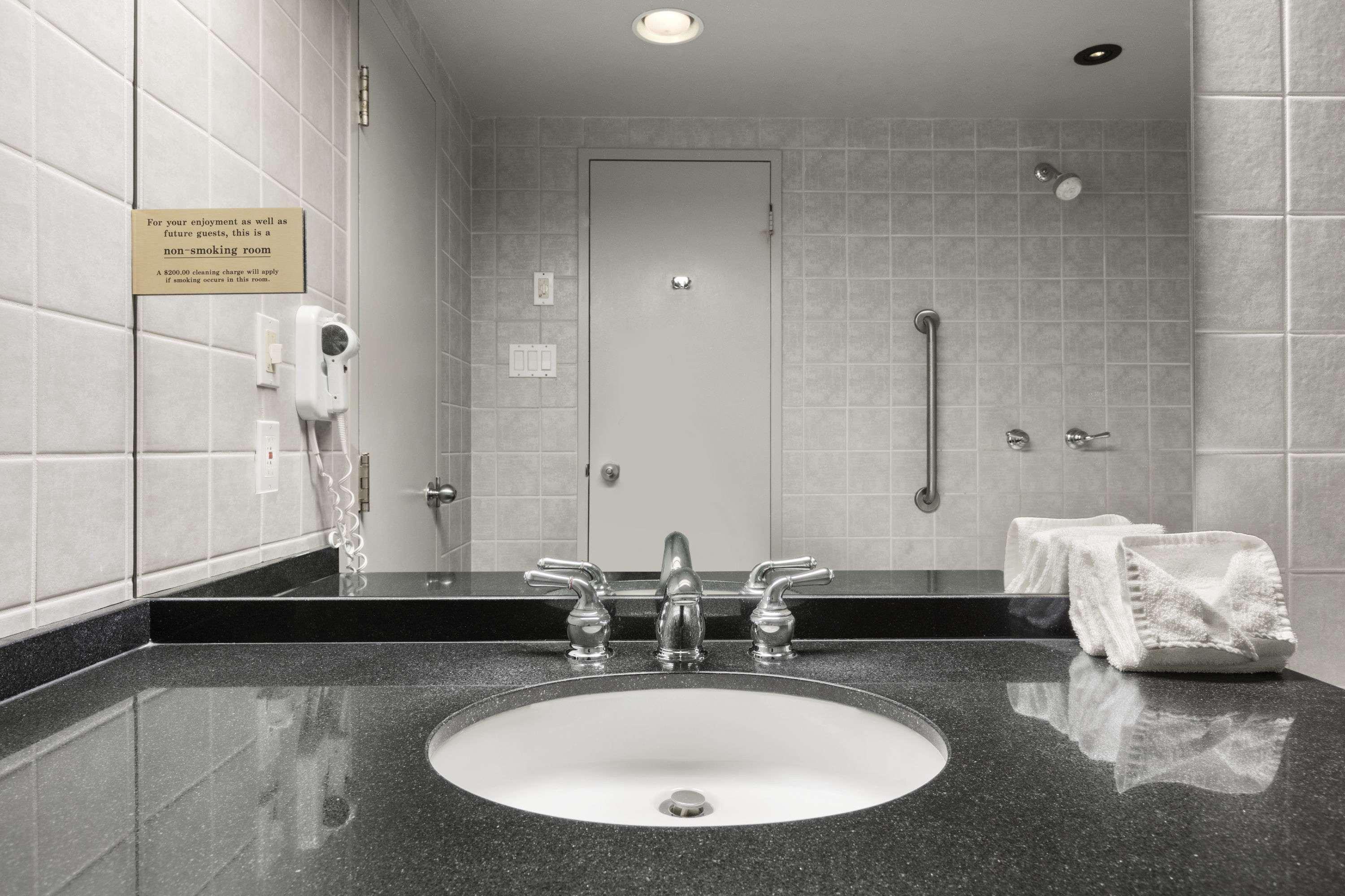 Days Inn By Wyndham Ottawa West מראה חיצוני תמונה