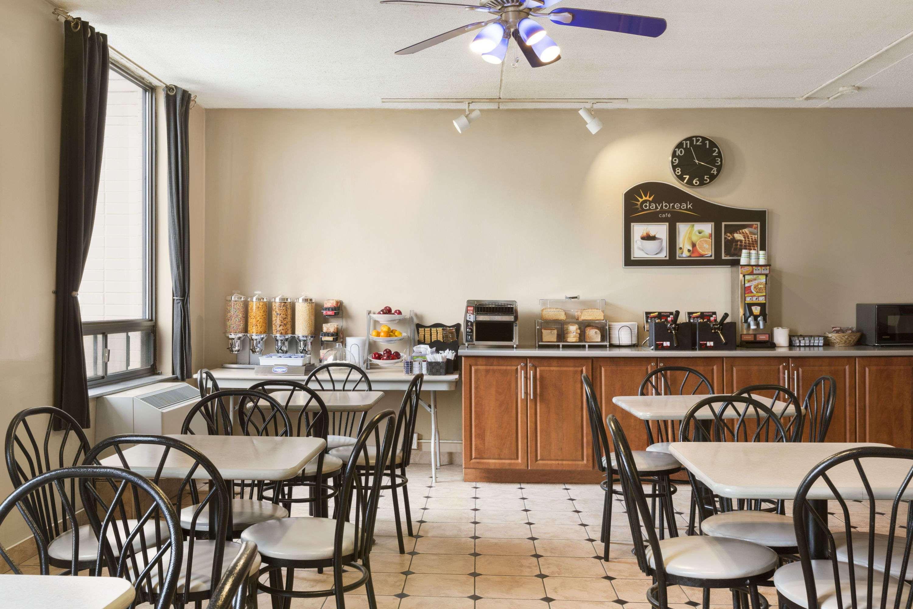 Days Inn By Wyndham Ottawa West מראה חיצוני תמונה