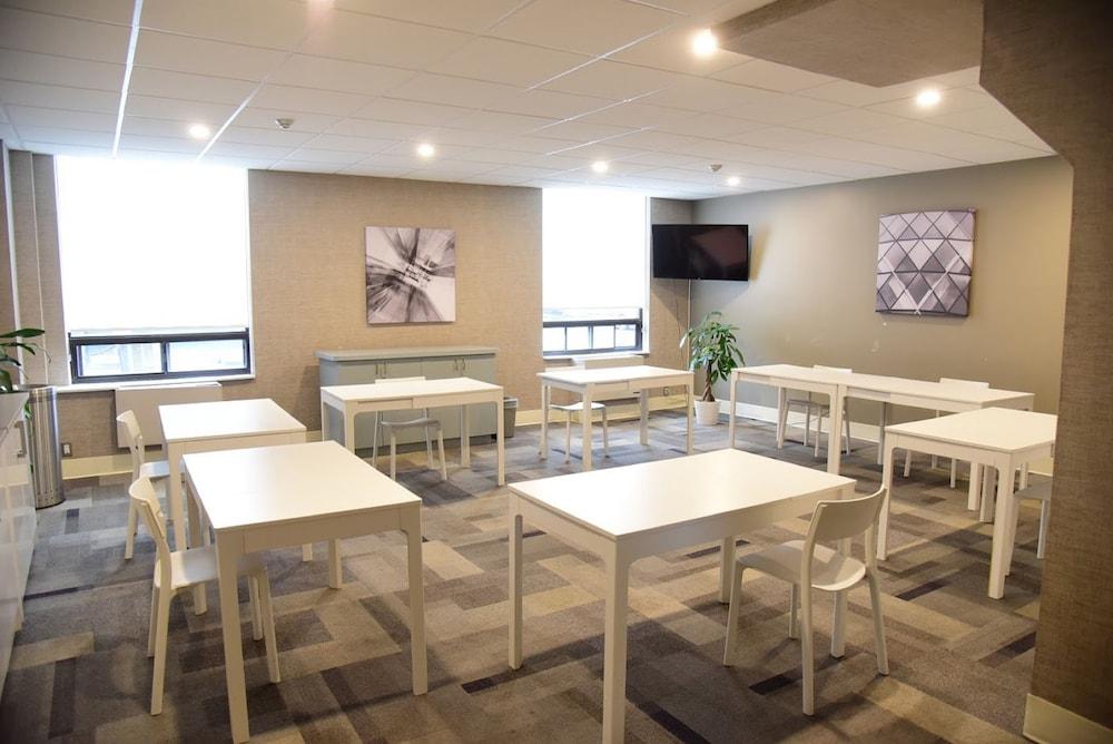 Days Inn By Wyndham Ottawa West מראה חיצוני תמונה